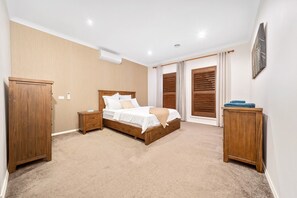 8 - Spacious 4BR Family Retreat | Theatre & Sunroom (Berwick)