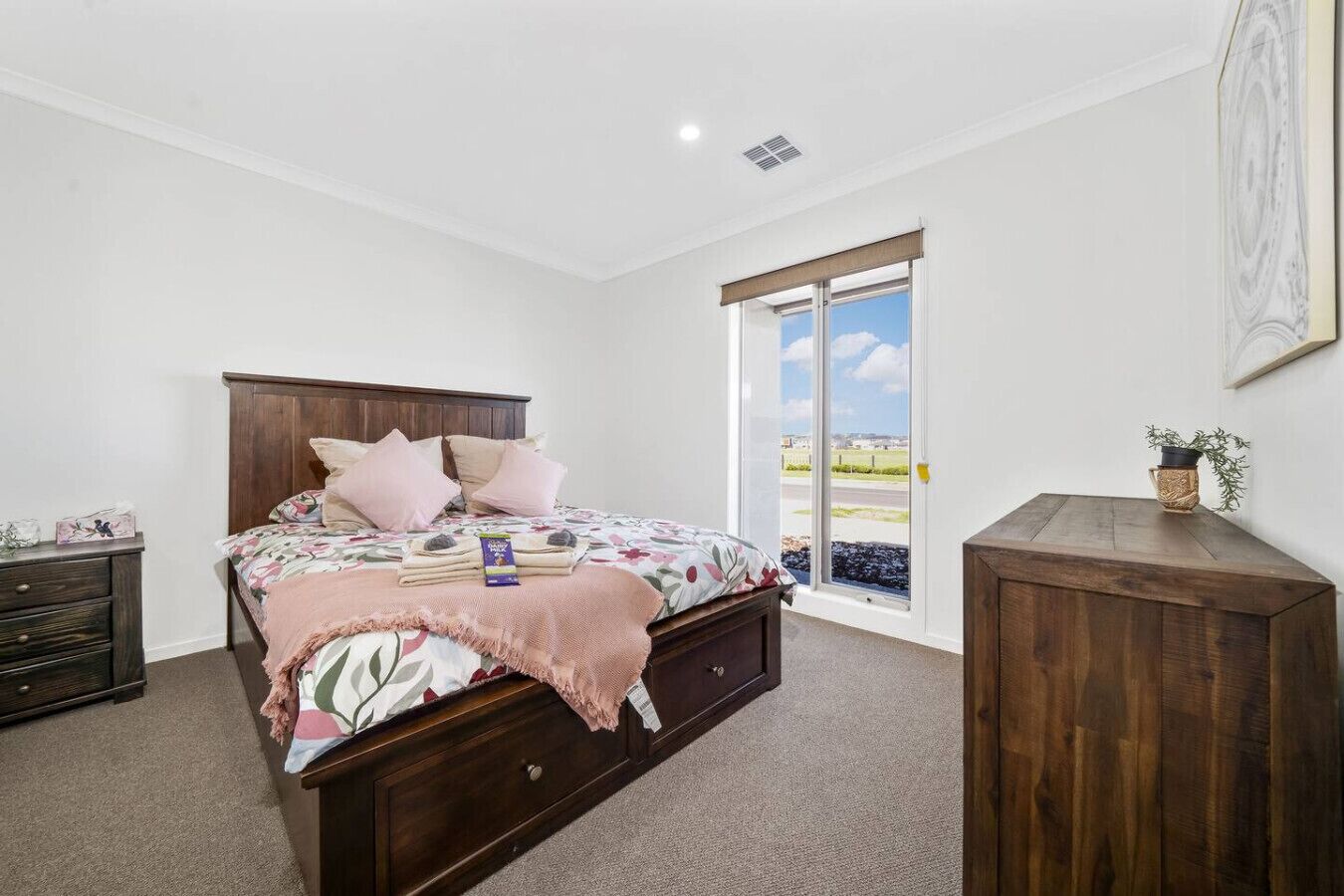 4 bedrooms, desk, WiFi, bed sheets
