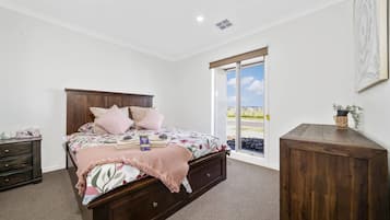 4 bedrooms, desk, WiFi, bed sheets