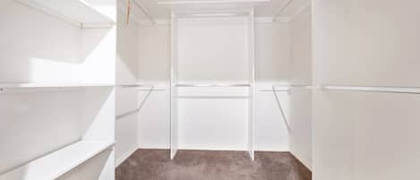 Garderobe med åbne hylder og bøjlestang.