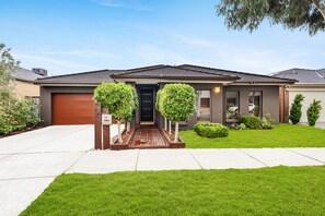 1 - Spacious 4BR Family Retreat | Theatre & Sunroom (Berwick)