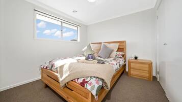 4 bedrooms, desk, WiFi, bed sheets