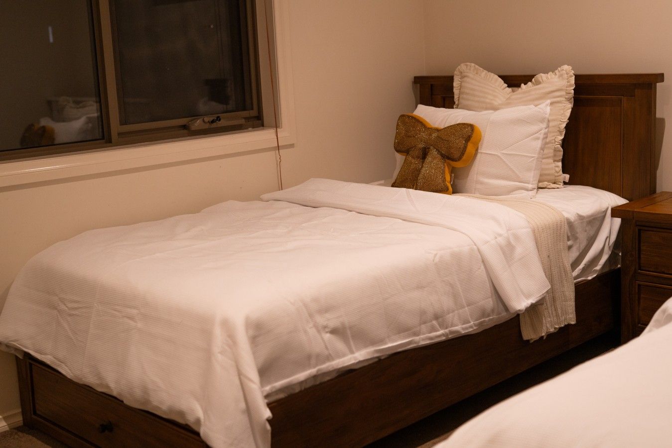 4 bedrooms, desk, WiFi, bed sheets