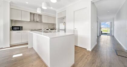 Modern Cozy Retreat, Park, Mall!