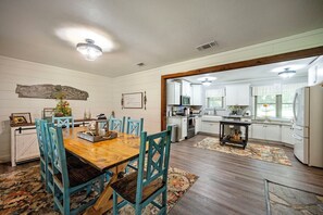 Fridge, microwave, oven, stovetop - Mt.Fork Hideaway, Pickleball, Hot Tub, 4 private acres (Broken Bow)