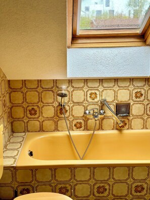 Sèche-cheveux, serviettes fournies, savon, shampoing