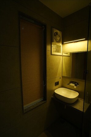 Habitació doble Deluxe | Bany | Dutxa, capçal de dutxa tipus cascada i articles de tocador gratuïts 