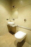 Deluxe Double Room | Bathroom | Shower, rainfall showerhead, free toiletries, towels