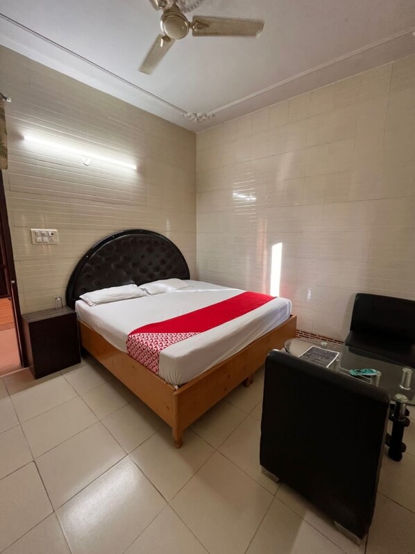 Standard Double Room | Free WiFi, bed sheets