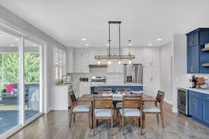 House, 4 Bedrooms | Private kitchen | Fridge, oven, coffee/tea maker, electric kettle - Lakefront 4BR w/ Dock & Kayaks Oshkosh (Oshkosh)