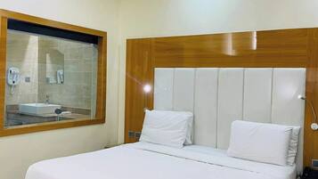 Työpöytä, kannettavalle tietokoneelle sopiva työtila, ilmainen Wi-Fi