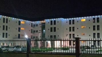 Majoituspaikan julkisivu illalla/yöllä