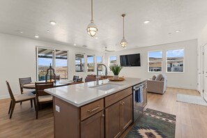 Condo, 3 habitaciones | Cocina privada | Refrigerador, horno, cafetera y tetera y tostadora