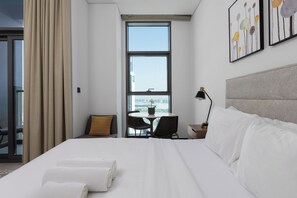 Deluxe Studio, Balcony, City View | Desk, iron/ironing board, free WiFi - Waves - Stylish 13th-Floor Studio with Top-Notch Amenities (Dubai)