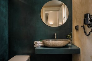 Sèche-cheveux, serviettes fournies, savon, shampoing