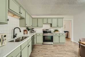 Een koelkast, een microgolfoven, een oven, een kookplaat