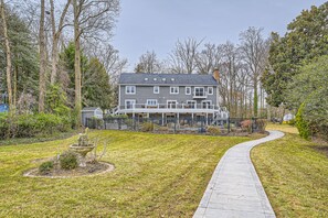 Exterior - Charming 4-bedroom house with WiFi and AC. The beach is your backyard!  (Pasadena)