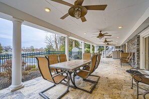 Outdoor dining - Charming 4-bedroom house with WiFi and AC. The beach is your backyard!  (Pasadena)