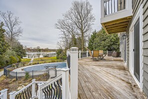 Outdoor dining - Charming 4-bedroom house with WiFi and AC. The beach is your backyard!  (Pasadena)