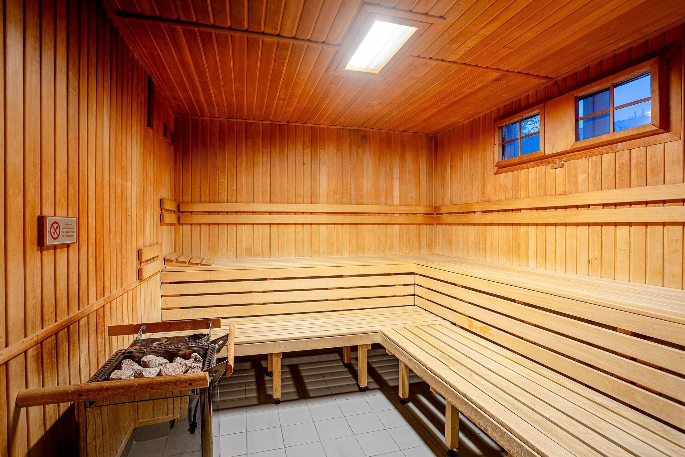Un sauna avec des bancs en bois et un chariot à bancs.