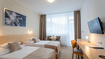 In-room safe, desk, free WiFi