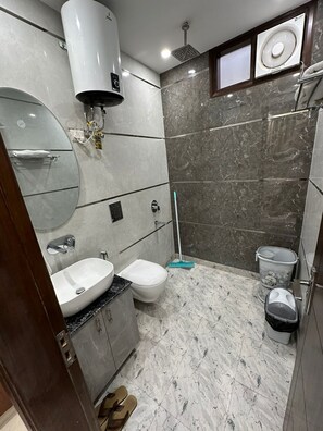 Deluxe Single Room, Balcony, City View | Bathroom | Shower, slippers, towels, soap - The Royal Oakes (New Delhi)
