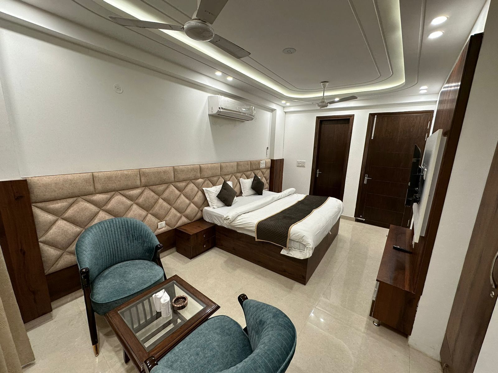 Peralatan tempat tidur premium, busa memori, meja, kalis bunyi 
