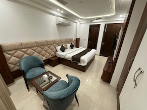 Chambre simple Deluxe, balcon, vue sur la ville | Literie de qualité, lit avec matelas en mousse à mémoire, bureau