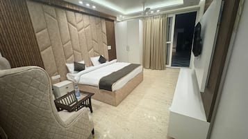 Habitación individual Deluxe, balcón, vista a la ciudad | Escritorio, insonorización y wifi gratis