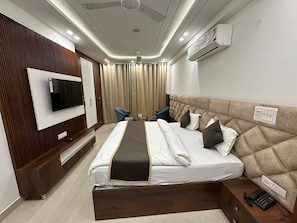 Premium bedding, memory-foam beds, desk, soundproofing - The Royal Oakes (New Delhi)