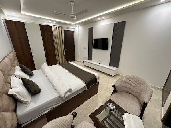 Deluxe Single Room, Balcony, City View | Premium bedding, memory-foam beds, desk, soundproofing - The Royal Oakes (New Delhi)