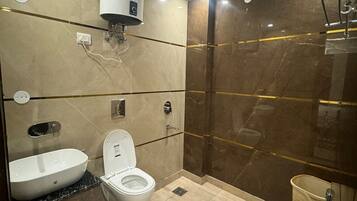 Ducha, zapatillas, toallas y jabón