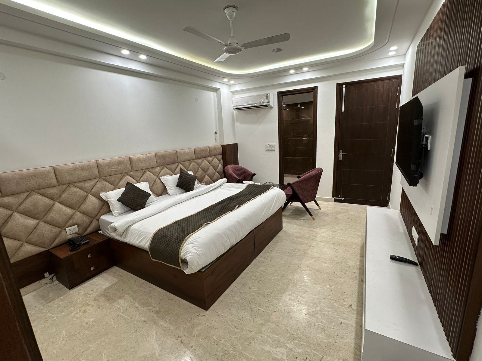 Deluxe Single Room, Balcony, City View | Peralatan tempat tidur premium, busa memori, meja, kalis bunyi 