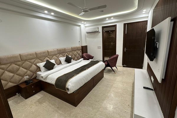 Deluxe Single Room, Balcony, City View | Peralatan tempat tidur premium, busa memori, meja, kalis bunyi