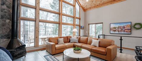 Smart TV, chimenea, futbolito y estéreo