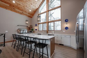 Jääkaappi, mikroaaltouuni, uuni, liesi