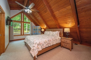 5 bedrooms, desk, free WiFi, bed sheets - New! Charming Lake Chalet w/ Dock & Hot Tub (McHenry)