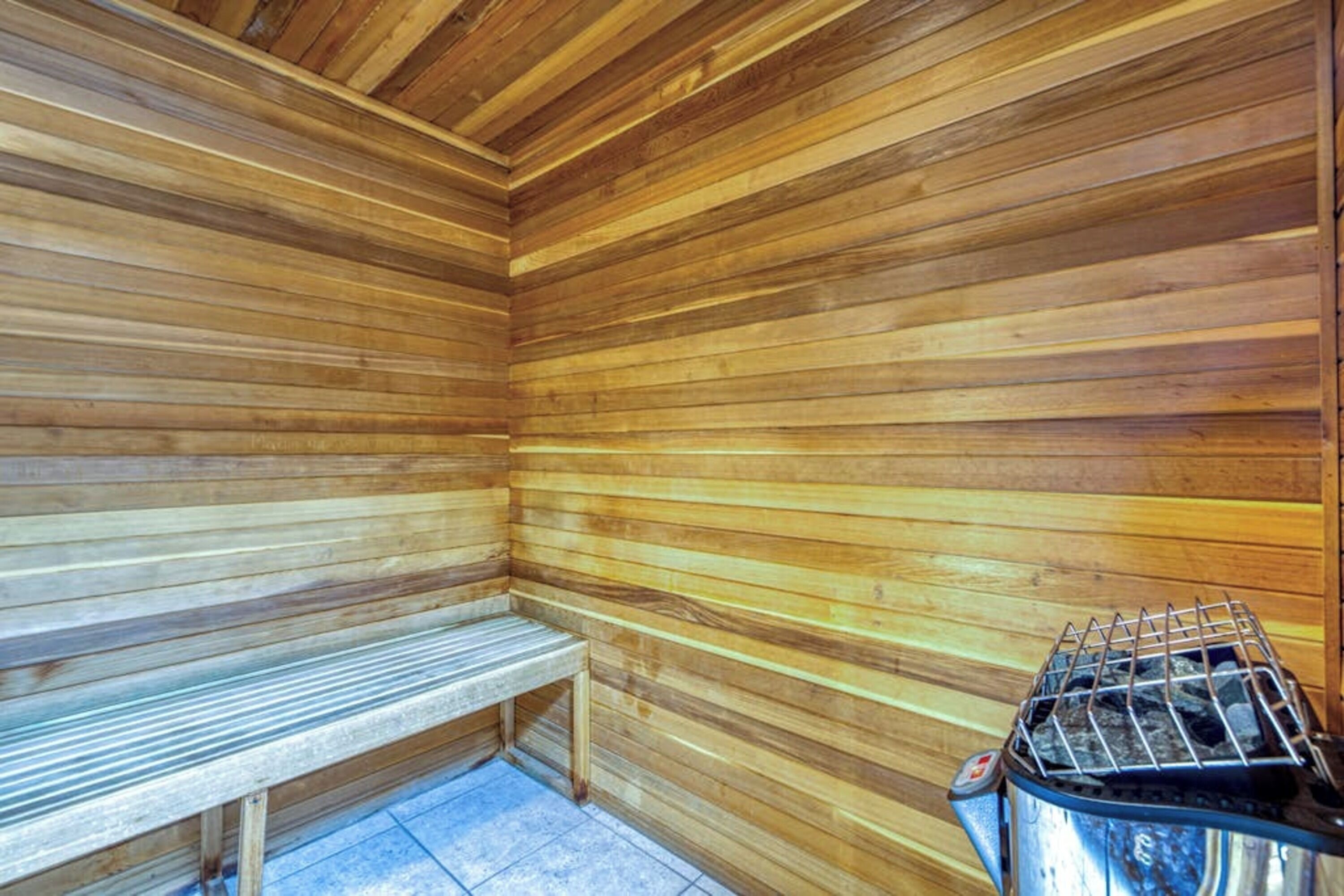 Una sauna con pareti in legno e una panca.