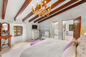 8 habitaciones, tabla de planchar con plancha, wifi y ropa de cama