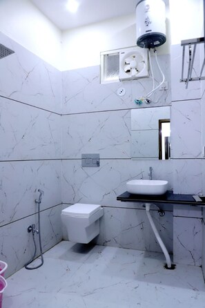 Ducha, cabezal de ducha tipo lluvia, toallas, jabón