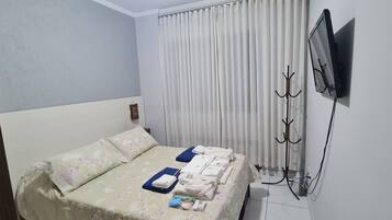 1 quarto, cofres nos quartos, ferros/tábuas de passar roupa