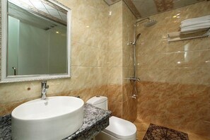 Bathroom - Yangshuo Jinsheng Holiday Hotel (Bus Passenger Transport Terminal Xilou Branch) (Yangshuo)