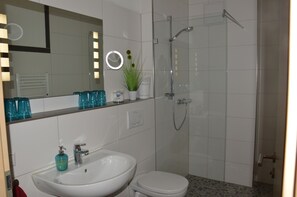 Haartrockner, Handtücher, Seife, Shampoo