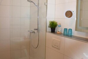 Hair dryer, towels, soap, shampoo - Vacation apartment Am Brunnen Nr 2 (Rheinhausen)