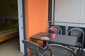 Outdoor dining - Vacation apartment Am Brunnen Nr 2 (Rheinhausen)