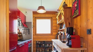 Kaffetrakter/tekoker, kjøleskap, mikrobølgeovn og ovn