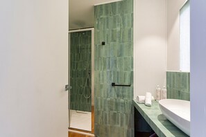 Dusche, Haartrockner, Handtücher, Seife