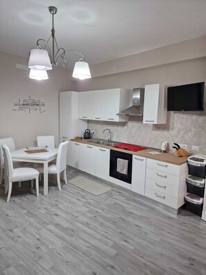 Fridge, oven, stovetop, coffee/tea maker