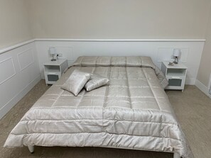 8 bedrooms, desk, iron/ironing board, WiFi