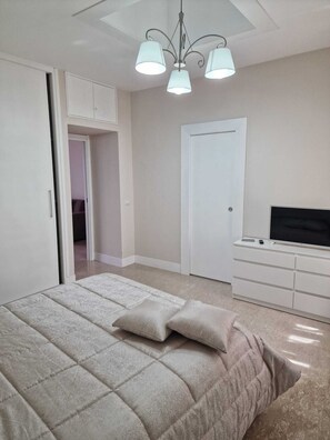 8 habitaciones, escritorio, tabla de planchar con plancha y wifi 